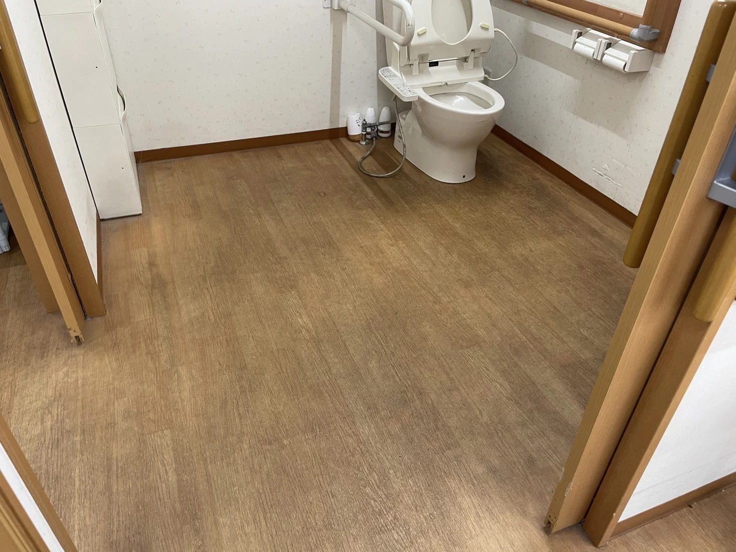 多目的トイレ・バリアフリー床の日常清掃 before