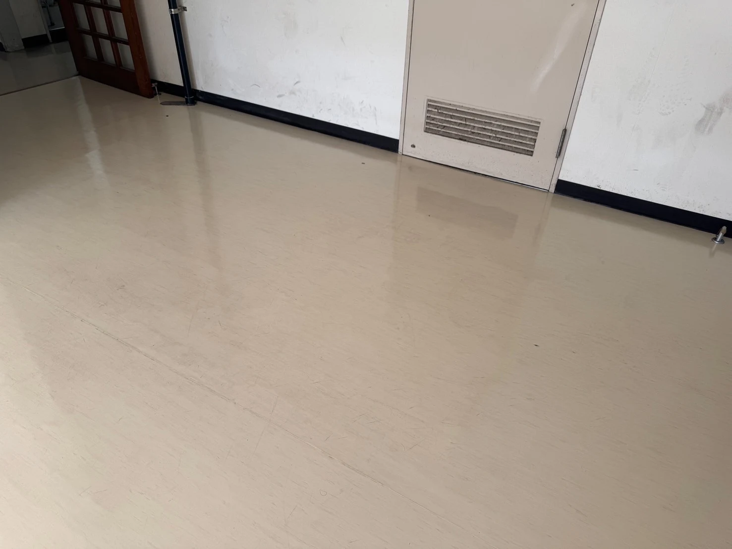 工場入口・コンクリート床の高圧洗浄 after
